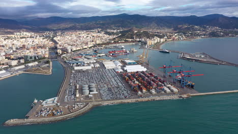 Luftaufnahme-Der-Hafenstadt-Málaga-In-Spanien-Und-Der-Berge-Im-Hintergrund